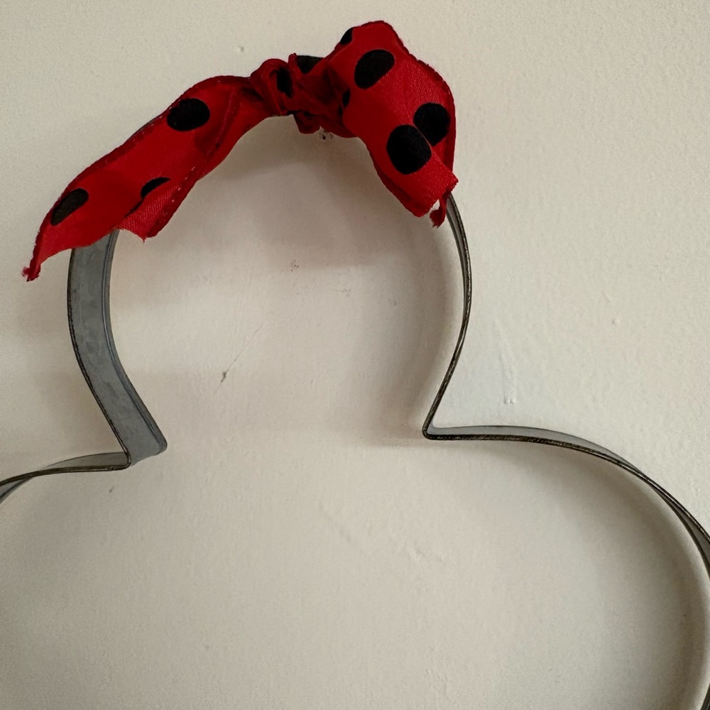 Gingerbread Man Cookie Cutter with Red Ribbon - Picture 3 of 4